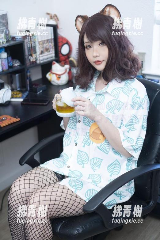 观看原图，Hana Bunny的身影和迪希雅的礼服交织，这搭配让我有了些不太好说的想法！